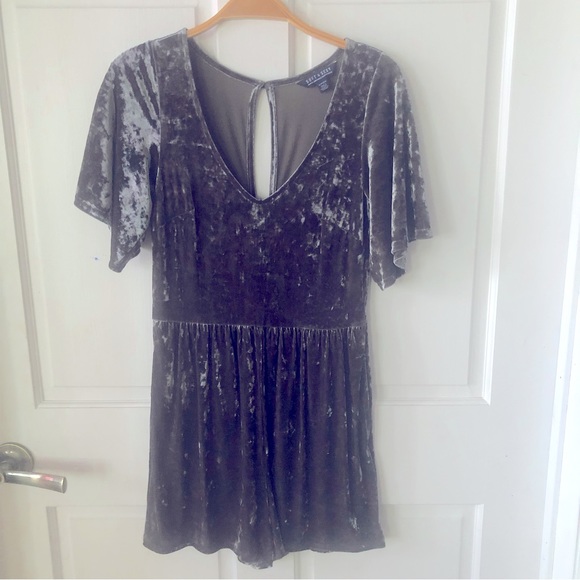 Super soft velvet romper with flutter sleeves - Picture 1 of 4